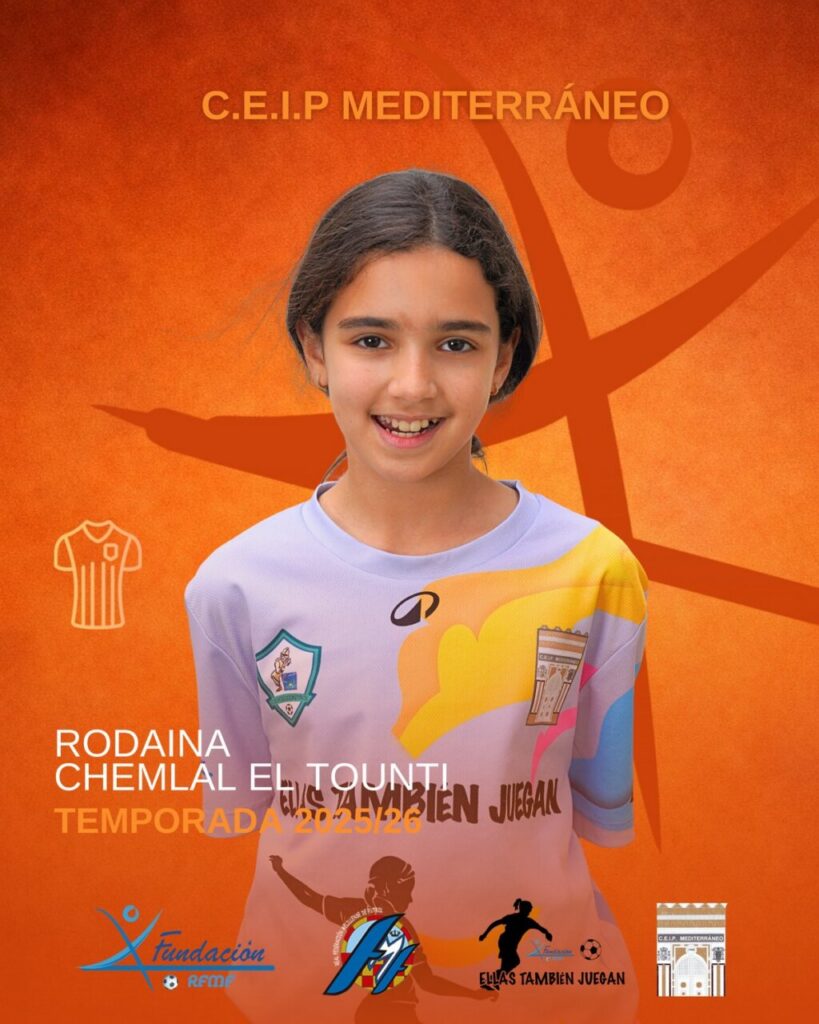 Niña sonriente con camiseta de fútbol en el CEIP Mediterráneo