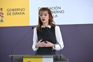 Sabrina Moh hablando en una rueda de prensa sobre medidas contra la guerra en Irán