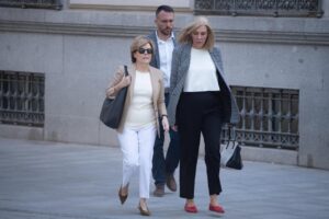Soraya Sáenz de Santamaría llegando a la Audiencia Nacional con dos acompañantes.