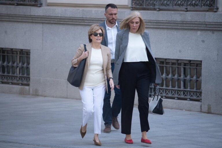 Soraya Sáenz de Santamaría llegando a la Audiencia Nacional con dos acompañantes.