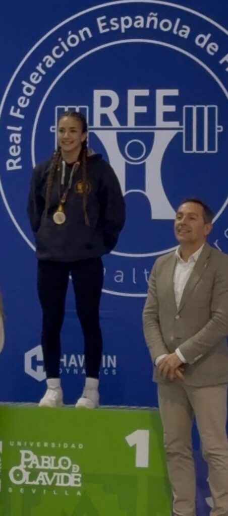 Salma Tahiri en el podio con medallas tras ganar en halterofilia