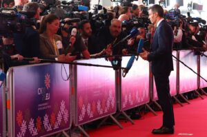 Pedro Sánchez hablando con periodistas en un evento de la UE