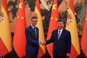 Pedro Sánchez recibiendo flores al llegar a un evento oficial