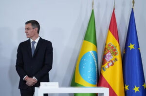 Pedro Sánchez en rueda de prensa junto a banderas de Brasil y España
