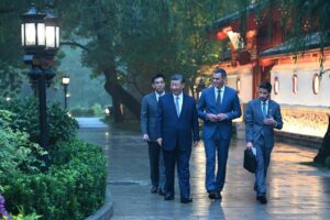Pedro Sánchez y Xi Jinping caminando en un jardín durante su reunión