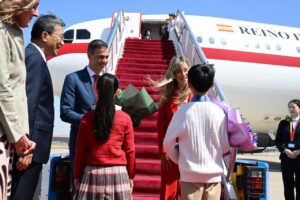 Pedro Sánchez llegando a China y siendo recibido por niños y autoridades