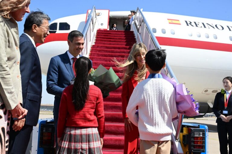 Pedro Sánchez recibiendo flores en su visita oficial a China