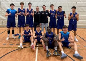 Equipo de baloncesto de la Selección Junior FMB posando tras un partido