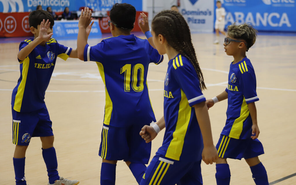Jugadores de la selección de Melilla Sub-10 celebrando en el partido contra Aragón.