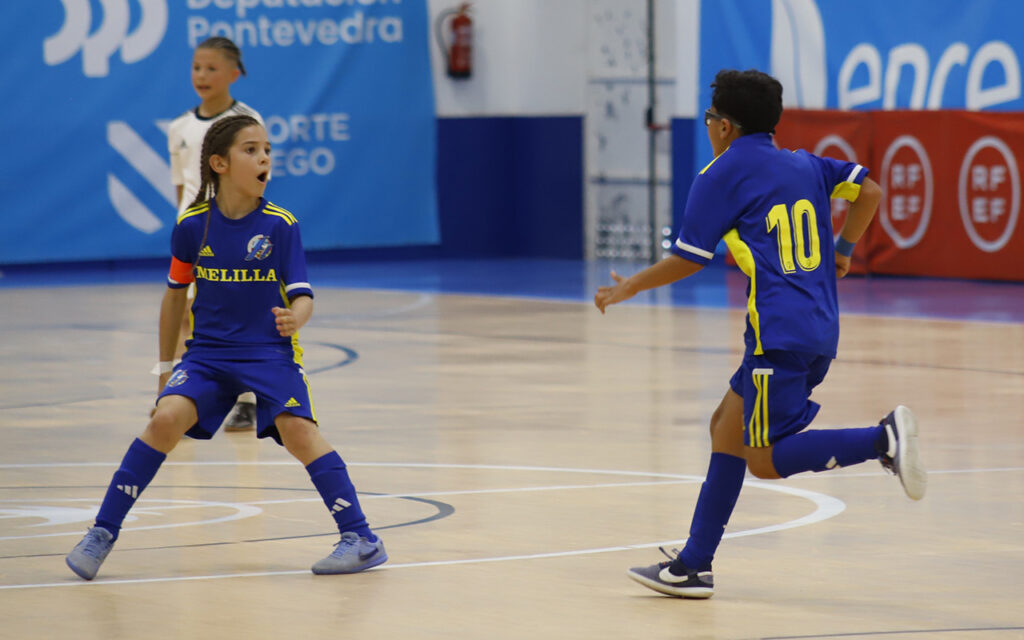 Jugadores de la selección de Melilla Sub-10 en un partido de fútbol sala
