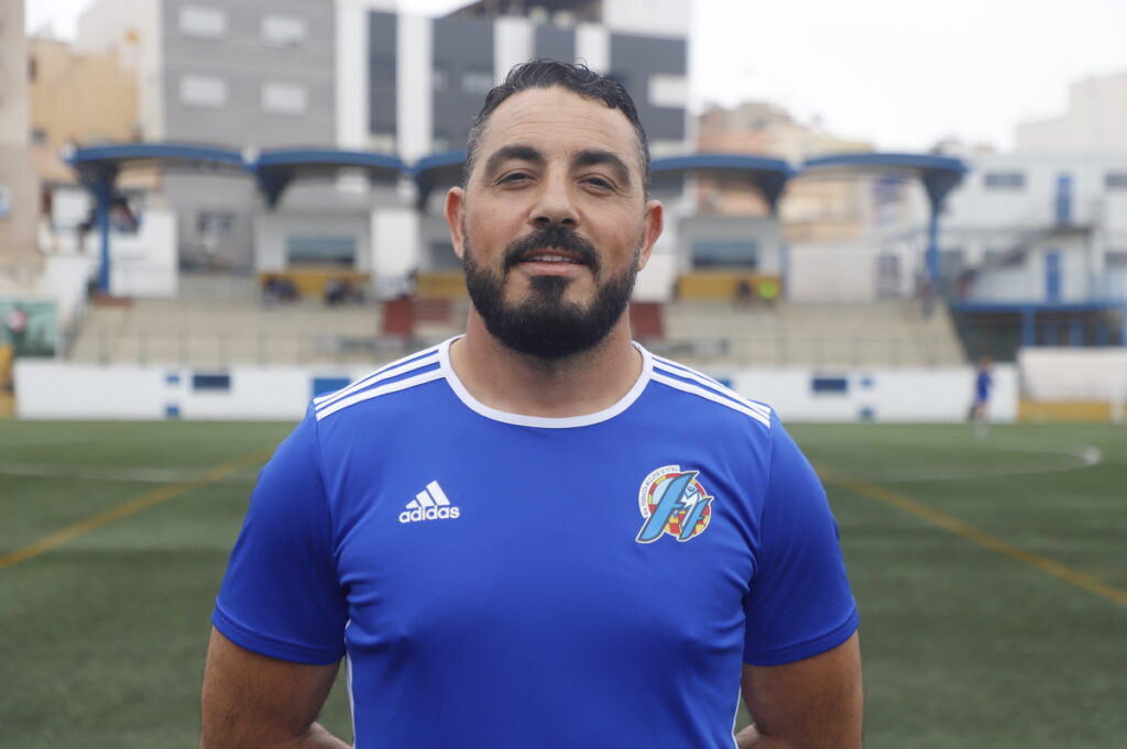 Entrenador del equipo sub-12 masculino de Melilla en el campo