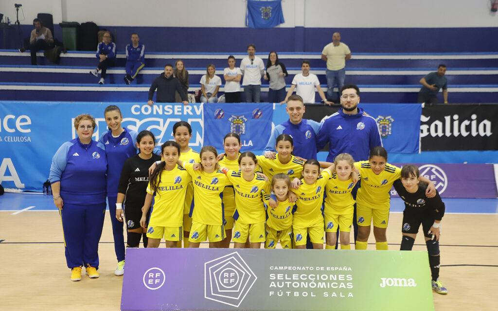 Equipo femenino sub-10 de Melilla en un campeonato de fútbol sala