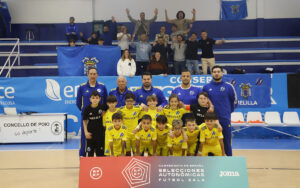 Equipo de fútbol sala sub-10 de Melilla posando en el campeonato