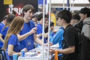 Estudiantes interactuando en un stand durante la Semana de la Educación 2026