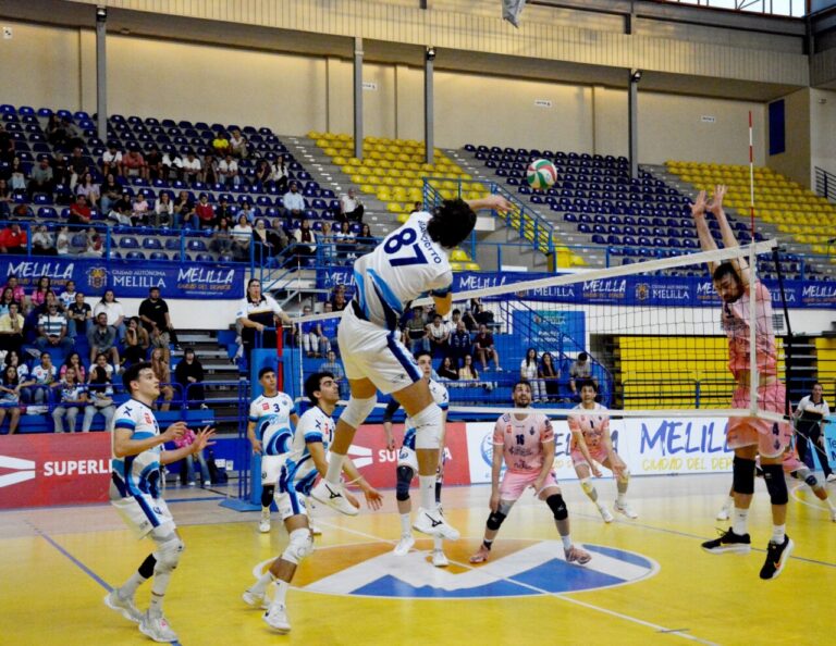 Jugador del Club Voleibol Melilla saltando para rematar un balón en semifinales