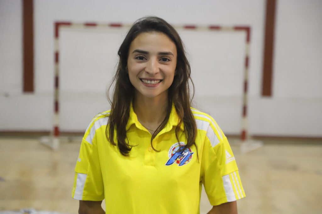 Siham Abdelkader sonriendo en un gimnasio deportivo