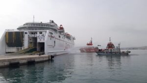 Buque en el puerto de Melilla durante un simulacro de seguridad marítima
