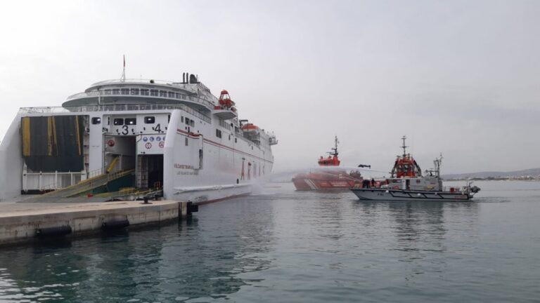 Buque en el puerto de Melilla durante un simulacro de seguridad marítima
