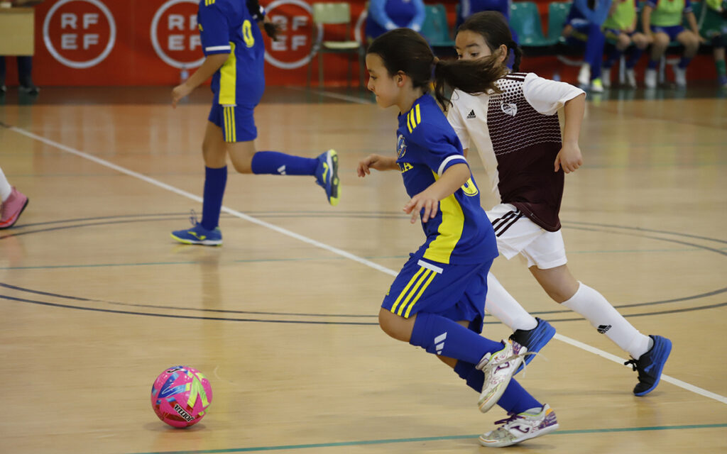 Jugadoras de fútbol sala sub-10 en un partido en Melilla