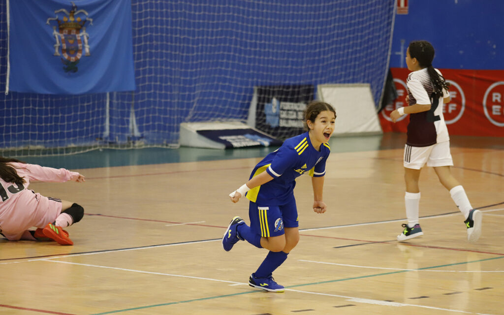 Niña celebrando un gol en un partido de fútbol sala sub-10