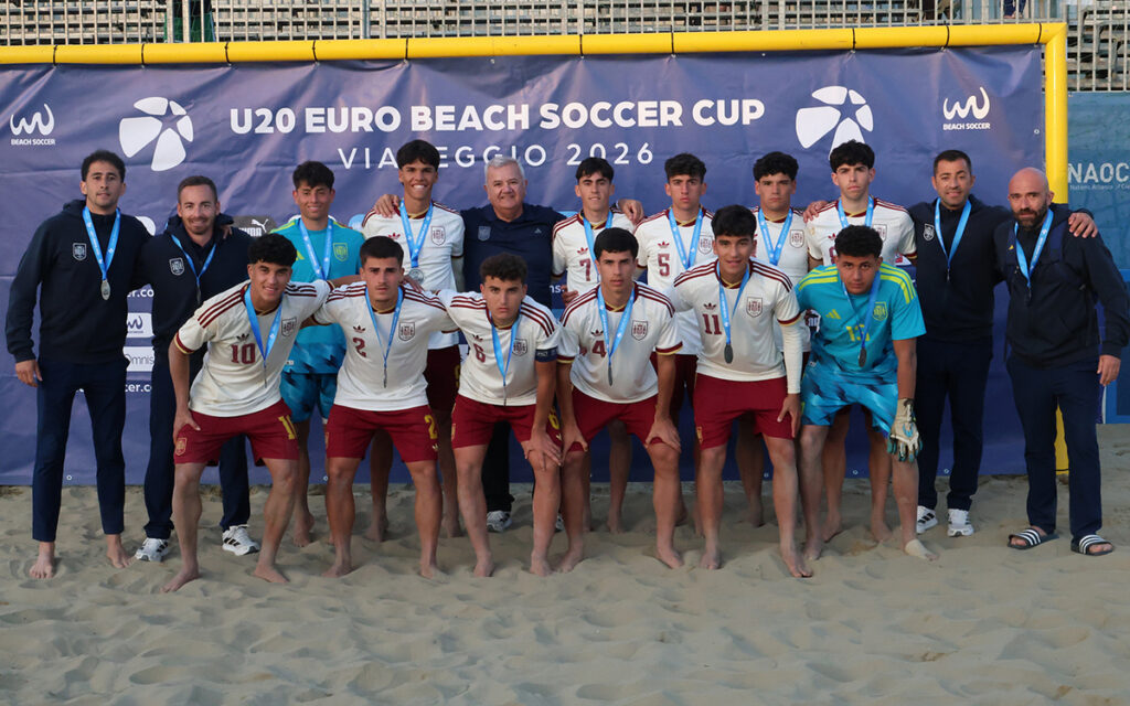 Equipo de fútbol playa sub-20 de España con medallas de plata