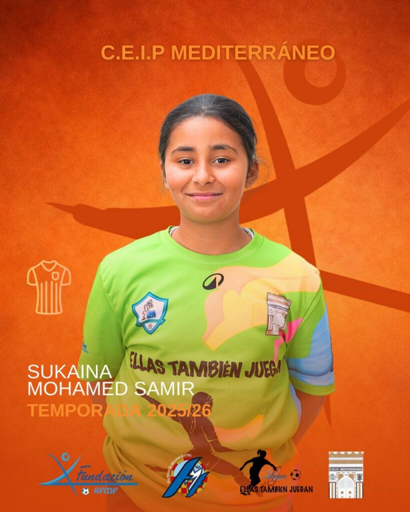 Niña sonriente en camiseta de fútbol del CEIP Mediterráneo
