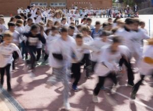 Niños corriendo en un evento escolar en Melilla