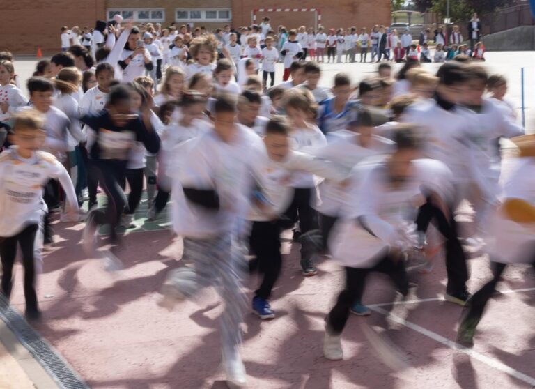 Niños corriendo en un evento escolar en Melilla