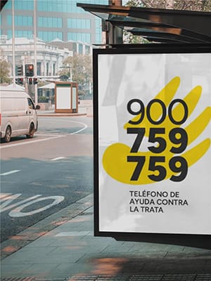 Cartel publicitario con teléfono de ayuda contra la trata