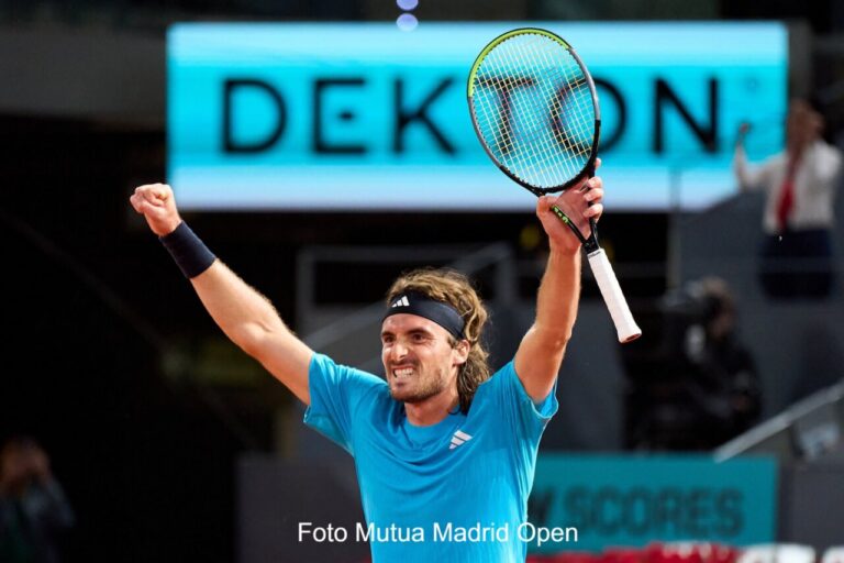 Jugadores de tenis celebrando en la pista durante un torneo en Madrid