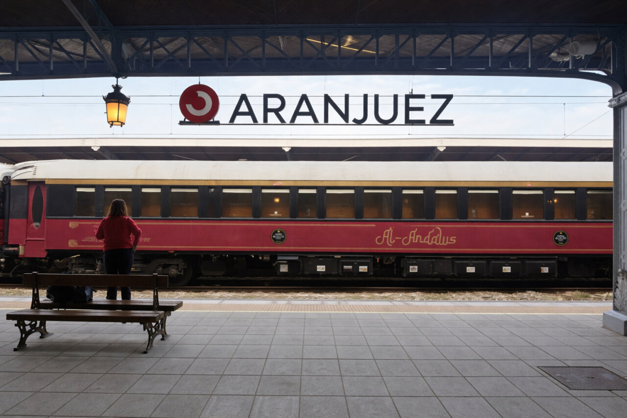 Tren Al Ándalus en la estación de Aranjuez con un pasajero esperando.