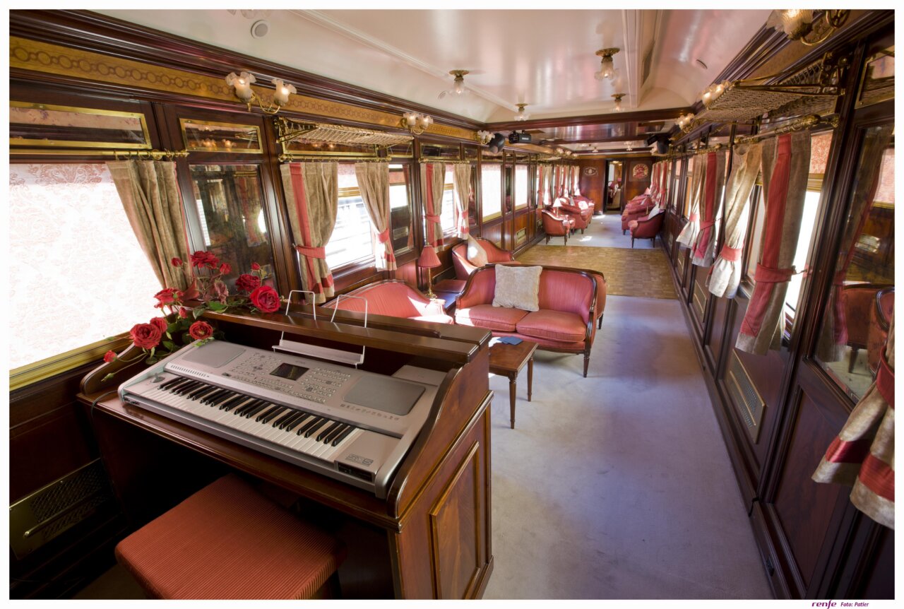 Interior del Tren Al Ándalus con piano y asientos elegantes