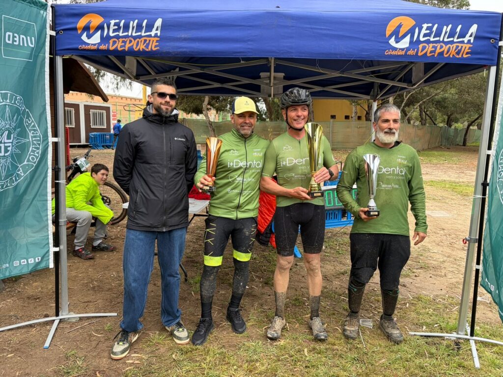 Ciclistas melillenses posando con trofeos tras la carrera de MTB