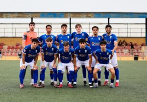 Jugadores de la U.D. Melilla posando en el campo de fútbol
