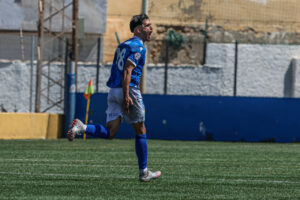 Jugador de la U.D. Melilla celebrando un gol en el campo