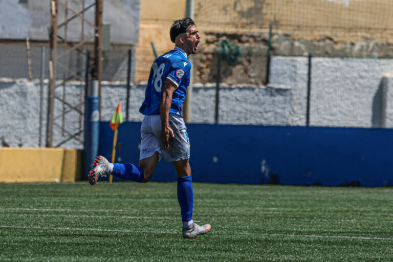 Jugador de la U.D. Melilla celebrando un gol en el campo