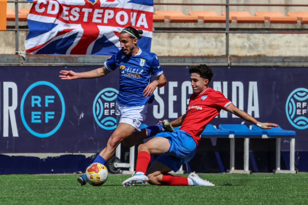Jugadores de la U.D. Melilla y C.D. Estepona en un partido de fútbol