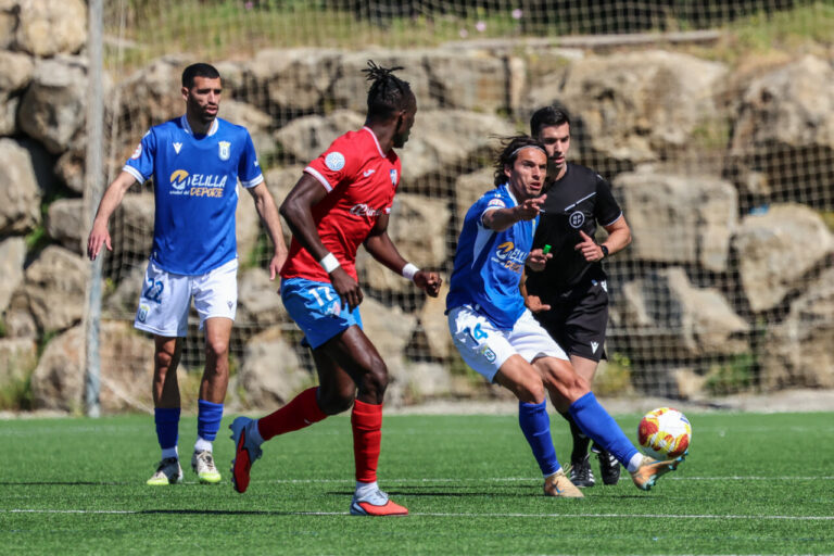 Jugadores de la U.D. Melilla en un partido contra el C.D. Estepona