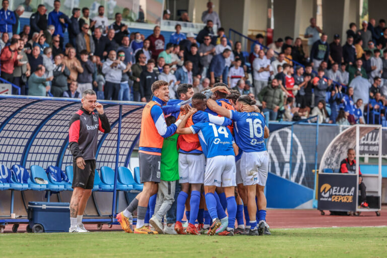 Jugadores de la U.D. Melilla celebrando un gol en el estadio.