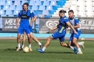 Jugadores de la U.D. Melilla entrenando en el campo con intensidad y concentración