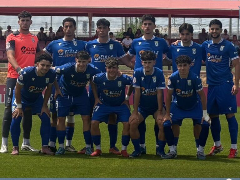 Equipo juvenil de la Unión Deportiva Melilla posando en el campo