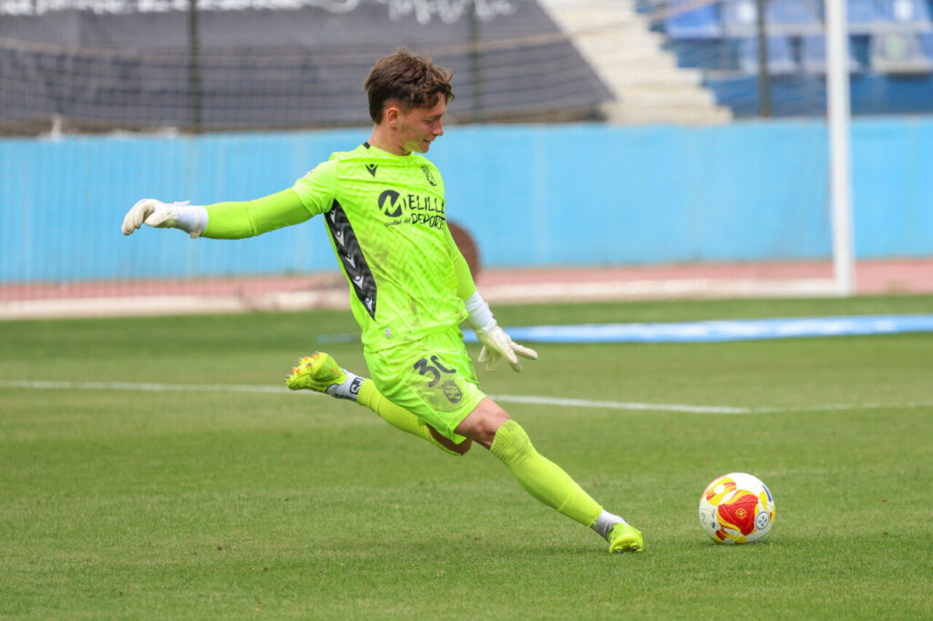Portero de la U.D. Melilla en acción durante el partido contra Linares Deportivo
