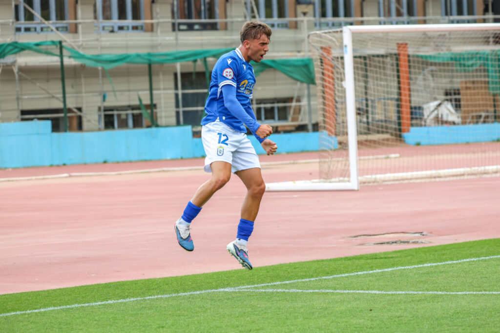 Jugador de la U.D. Melilla celebra un gol en el partido contra Linares Deportivo