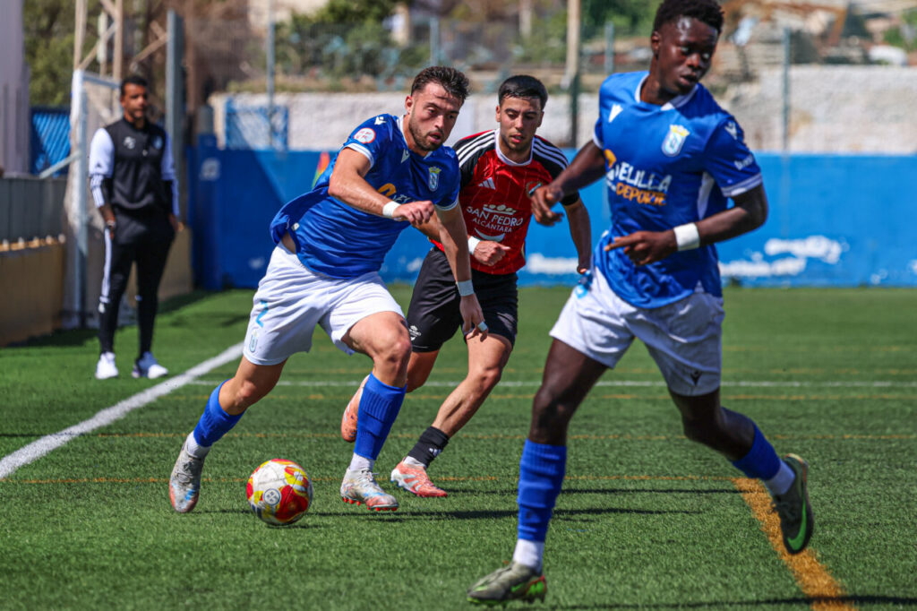 Jugadores de la U.D. Melilla y U.D. San Pedro en un partido de fútbol