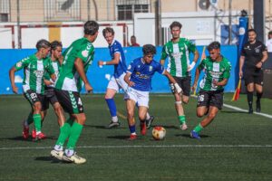 Jugadores de fútbol juvenil en acción durante un partido