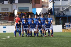 Jugadores de la Unión Deportiva Melilla juvenil en el campo durante un partido