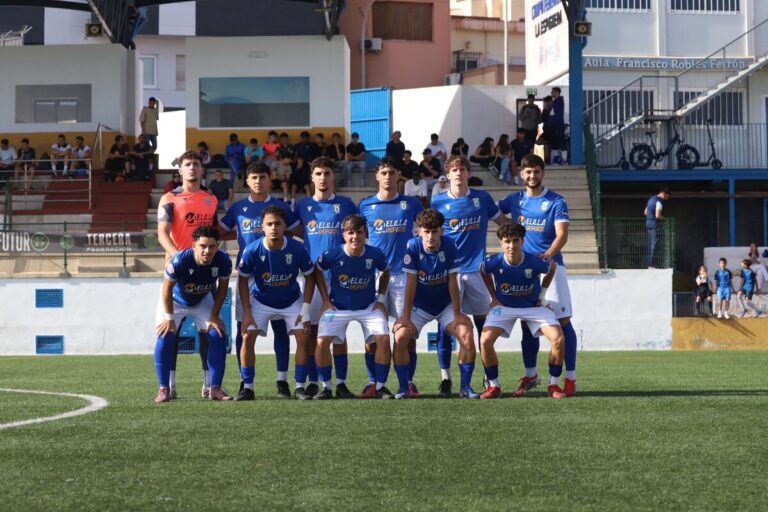 Jugadores de la Unión Deportiva Melilla juvenil en el campo durante un partido
