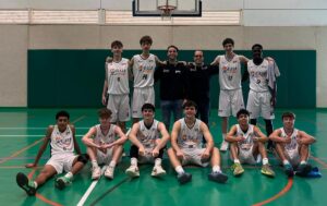 Jugadores de la selección junior melillense posando en la cancha de baloncesto
