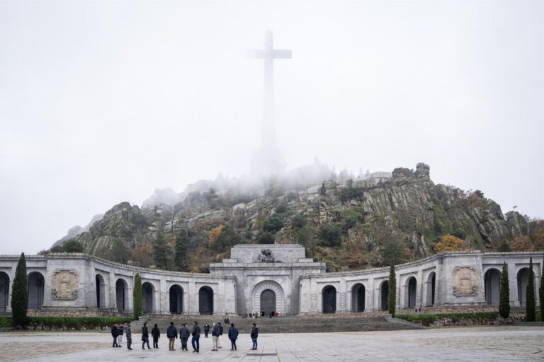 Vista del Valle de Cuelgamuros con monumento y niebla