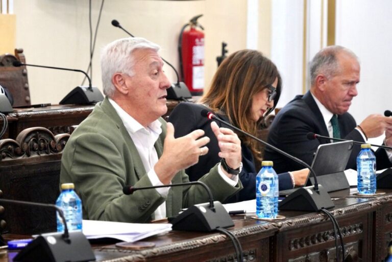 Consejero de Medio Ambiente hablando sobre el suministro de agua en Melilla